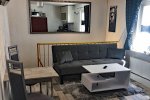 Esstisch und Couch im Wohnzimmer