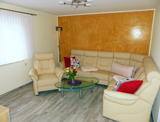 Wohnzimmer mit Eckcouch und Fernsehsessel
