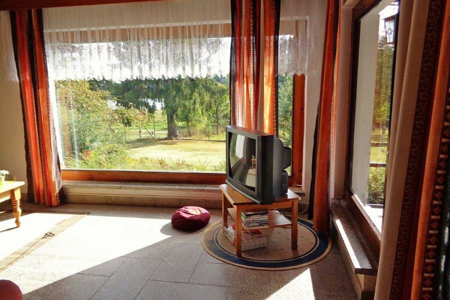 Panoramafenster mit Seeblick im Wohnzimmer mit Blick zum See