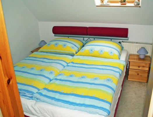 Erstes Schlafzimmer mit Doppelbett